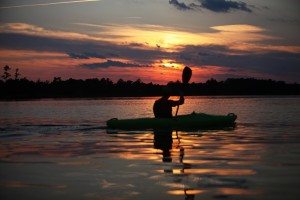 Een goede geestelijk begeleider/verzorger probeert zijn cliënt in enkele gesprekken naar rustiger vaarwater te coachen waarbij de client nadrukkelijk zelf de peddel blijft bedienen. Foto David Mark/Pixabay.com