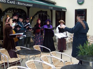 Al meer dan tien jaar zingt Versteege met zijn koor I Cantatori Allegri christmas carols voor het goede doel in Dickensiaanse uitmonstering.